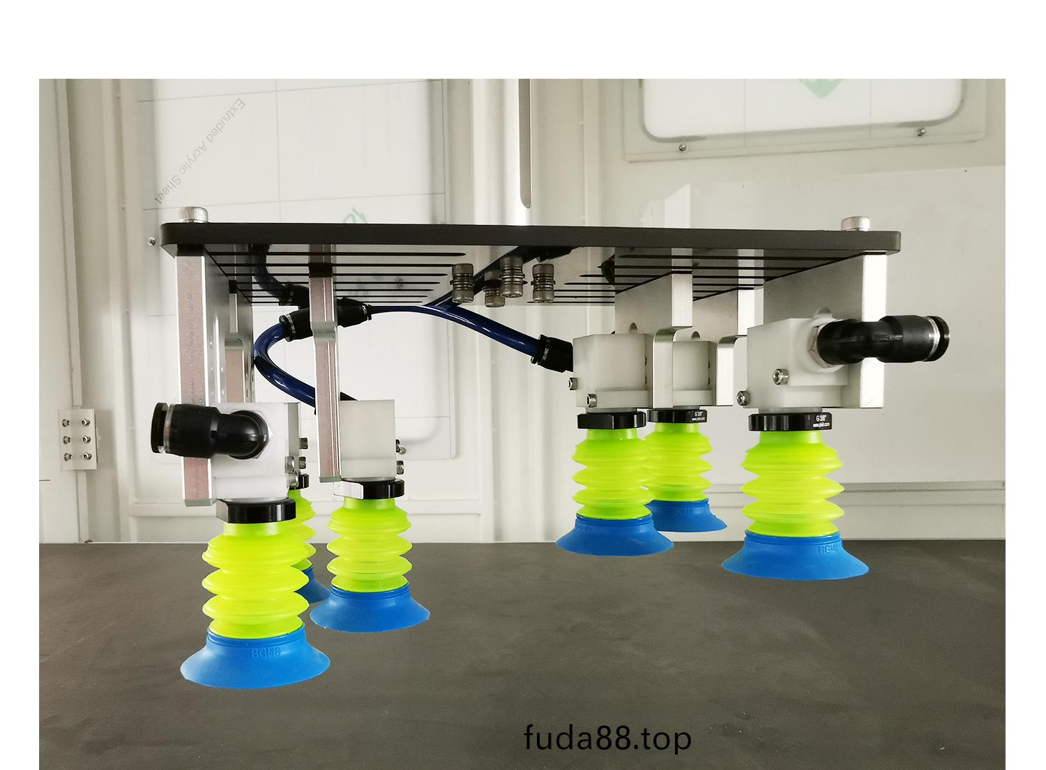 竝(bing)聯(lian)機器人(ren)吸(xi)盤(pan)